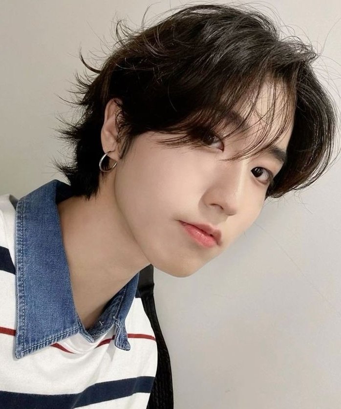 eu e meu gêmeo ouvindo winter falls juntos hj | Feliz Natal amores ❤️🎄
#SSD #stayselcaday #StrayKids #HanJisung