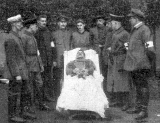 Post-mortem photo of August Müller aka Dudo. A tram worker and Council Communist, Dudo was the commander of the Ruhr Red Army and its most famous combat leader. Unfortunately, he was martyred on 1st of April 1920 in Wesel while fighting against the Kapp Putsch and the Freikorps.