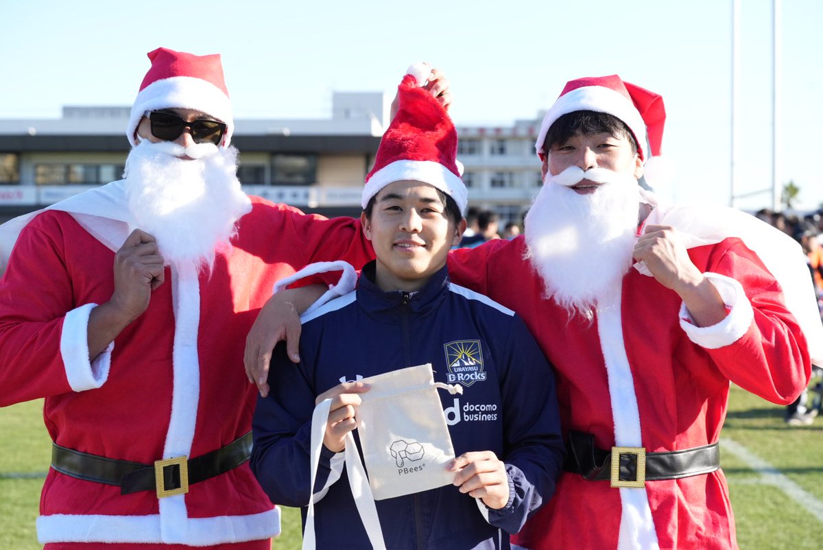 gomemakky's tweet image. 2024.12.24 #drocks 練習公開

ギャラリーにサンタ登場🎅🎄👏✨
お菓子と #PBees さんの巾着をお菓子入れにいただきました！

ソニサンタ（ #サミソニトゥア 選手）
エッグサンタ（ #白栄拓也 選手） 
てちサンタ（ #繁松哲太 選手）

ありがとうございます🥹