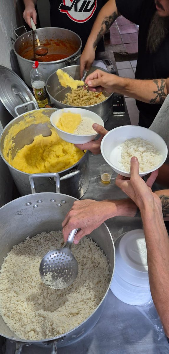 do_voltaire's tweet photo. Ohohoh ohohoh....
23 de DEZEMBRO 2024...Foram servidas 110 jantas deliciosas na noite quente no centro de Porto Alegre...Em que o contraste é chocante entre o consumo desenfreado e a frieza desta sociedade para com muitos que foram sucateados, escanteados, descriminados por https://t.co/hdCHTZmdAr