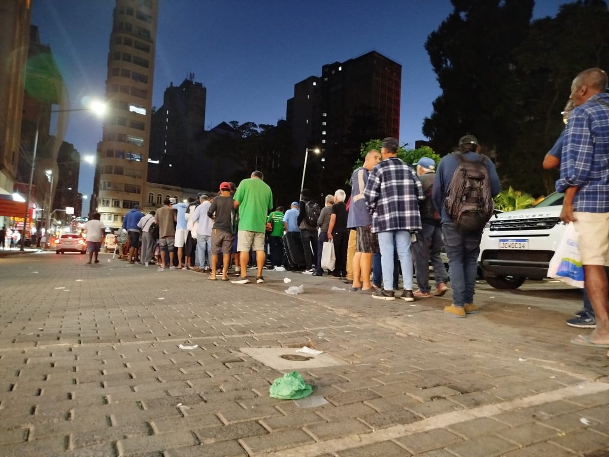 do_voltaire's tweet photo. esta mesma sociedade.....Uma fila de pessoas que com suas histórias e experiências de vida  transmitem desejam sempre uma melhor situação e mudança  em diversos sentidos para todx. Sem mais o Forte e Resistente abraço ao Ocidente Bar, Hard Core Contra A Fome CAOS BAR, pessoas https://t.co/9sLZN6ma92