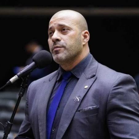 reportersalles's tweet photo. O da esquerda matou a própria filha, de apenas 5 anos, jogando-a pela janela do sexto andar de seu apartamento. Ele vai passar o final de ano na praia.

O da direita criticou e xingou Alexandre de Moraes. Ele vai passar o Natal na cadeia. https://t.co/Sx9kY71nC1
