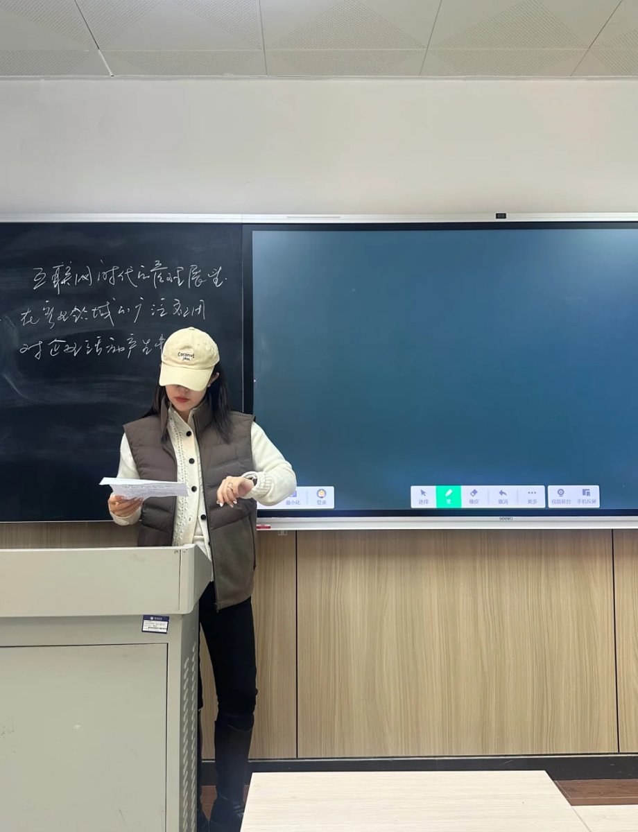 下课时间，我在和学生们进行互动，学生们纷纷围过来请教写作技巧和文学分析。我耐心解答，甚至分享自己当年的写作经历。看到学生们因为获得建议而眼睛发亮，我意识到，作为老师，不仅是传授知识，更是引导学生去发现自己的热情和潜力。 https://t.co/319TI0C5Pt