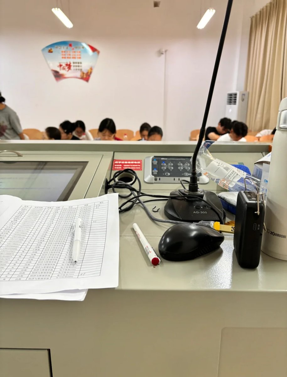 下课时间，我在和学生们进行互动，学生们纷纷围过来请教写作技巧和文学分析。我耐心解答，甚至分享自己当年的写作经历。看到学生们因为获得建议而眼睛发亮，我意识到，作为老师，不仅是传授知识，更是引导学生去发现自己的热情和潜力。 https://t.co/319TI0C5Pt