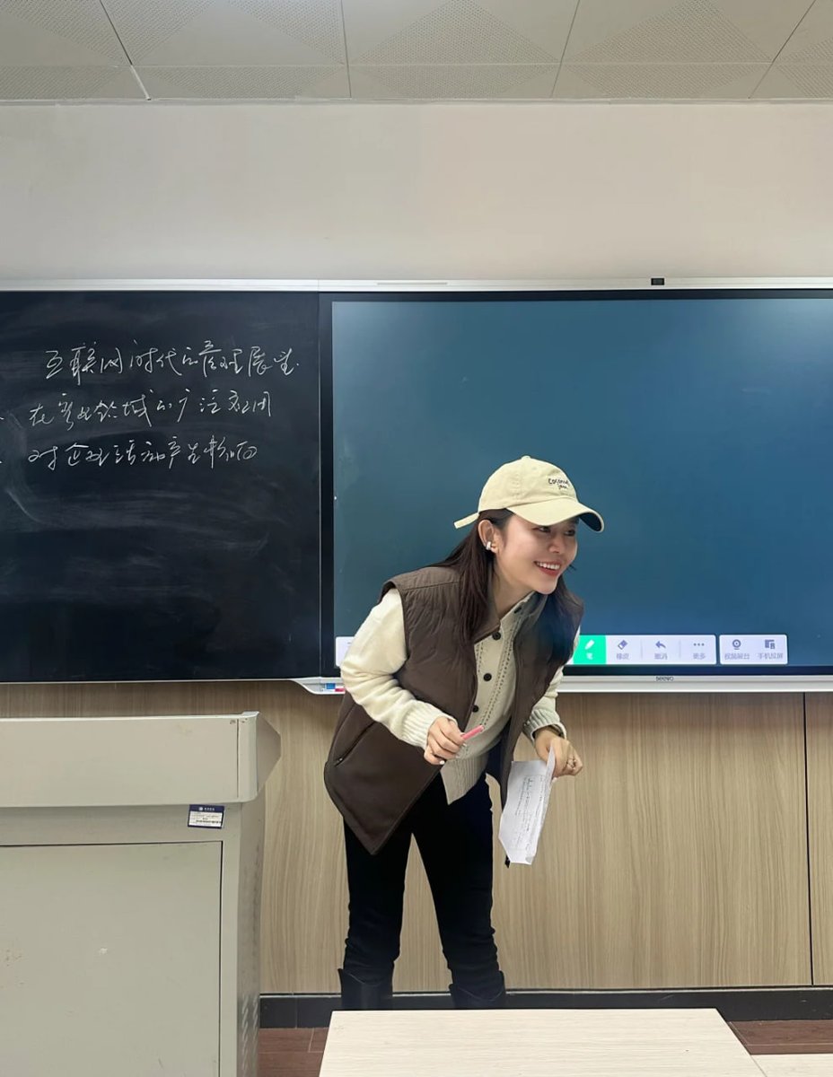 下课时间，我在和学生们进行互动，学生们纷纷围过来请教写作技巧和文学分析。我耐心解答，甚至分享自己当年的写作经历。看到学生们因为获得建议而眼睛发亮，我意识到，作为老师，不仅是传授知识，更是引导学生去发现自己的热情和潜力。 https://t.co/319TI0C5Pt
