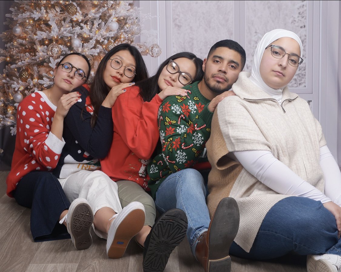 Happy Holidays from the <a href="/BostonChildrens/">Boston Children's</a> 1st Year GI Fellows!  I just got this amazing family photoshoot of 5 out of the 6 first year fellows (just missing Pamela Chen) and just had to share! Happy Holidays to our @naspghan friends from the entire BCH GI Fellowship Family!