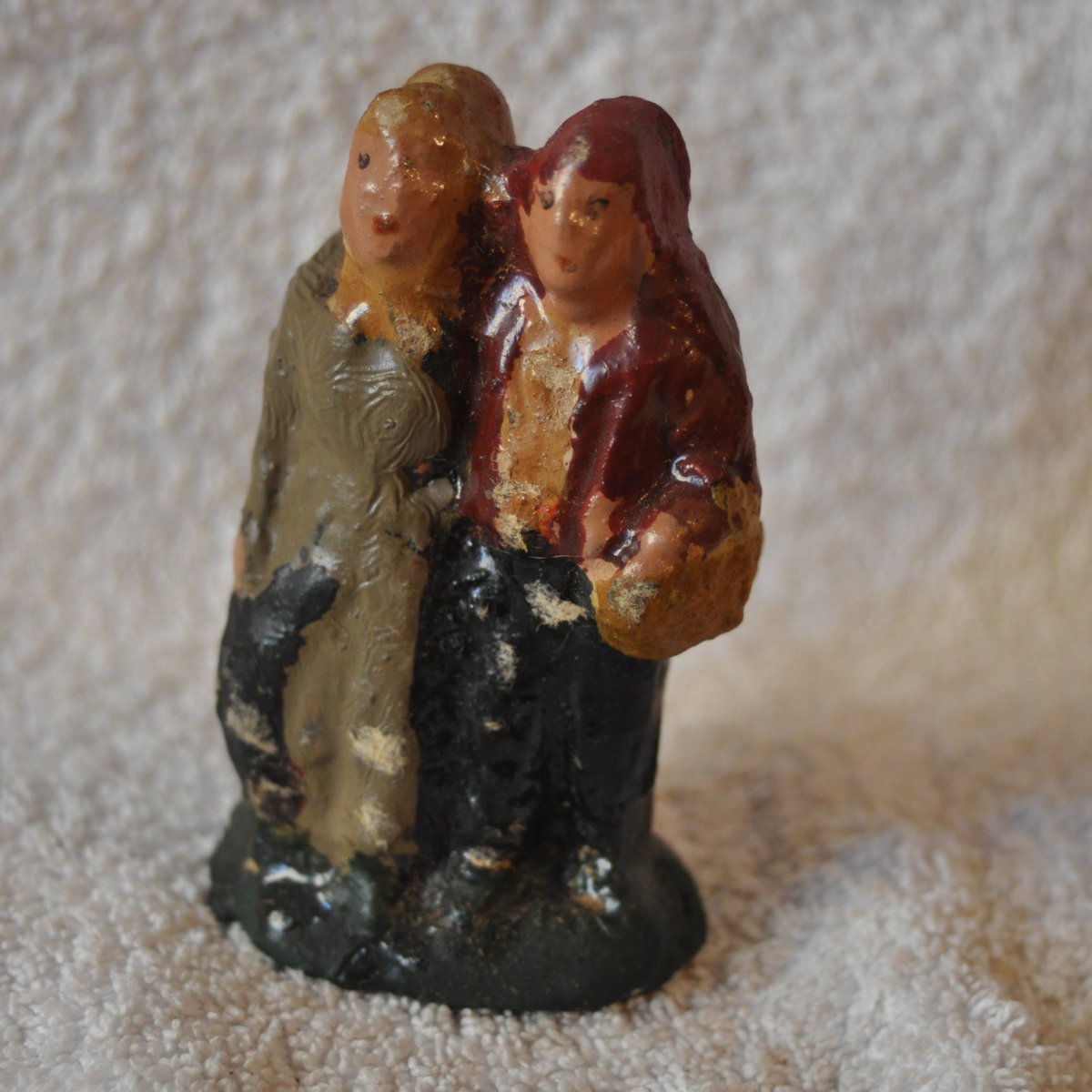 FIGURES DEL PESSEBRE POPULAR DESAPAREGUDES 1

Tendim simplificar i el pessebre n'és un exemple. Això ha fet que els figuraires, que abans feien moltes figures, van deixar de fer-les o imaginar-les, desapareixent per sempre

Comença la sèrie amb els Caterinets, la parella de vells
