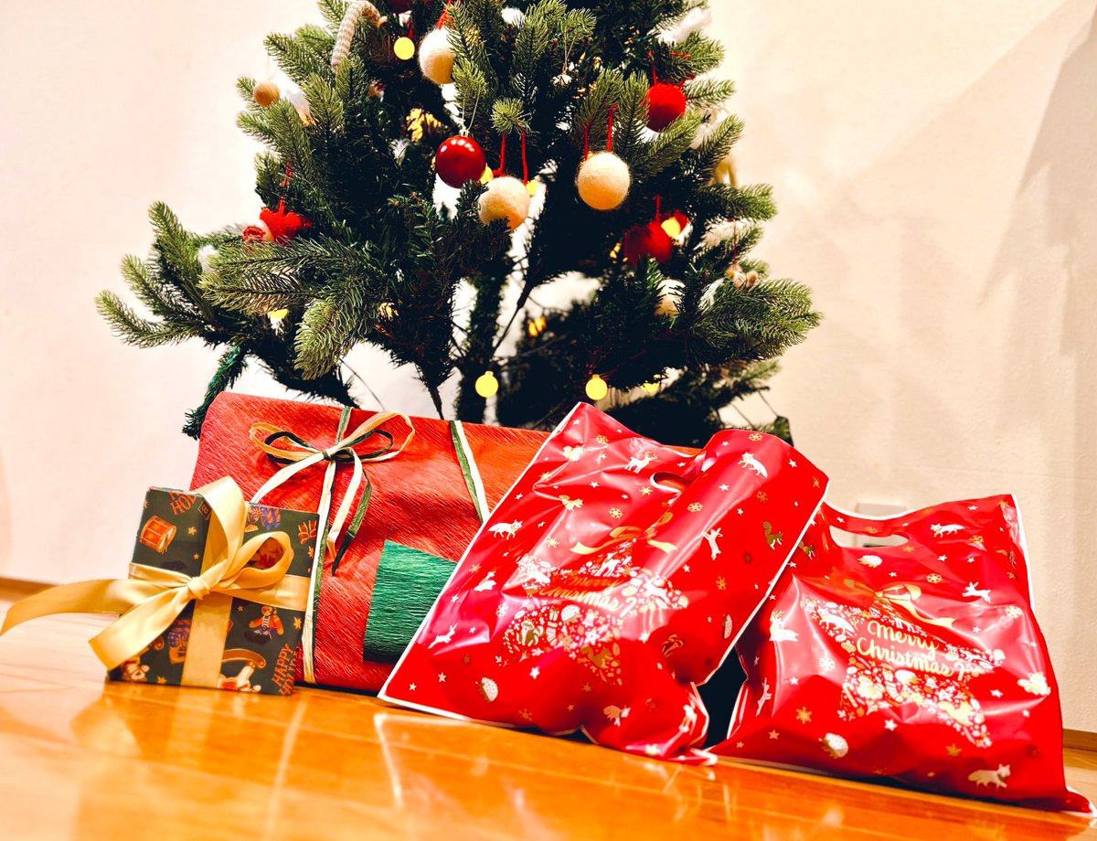 「もらう側だったときも、あげる側になってからも、クリスマスはずっと好きです。 明日」|ライスのイラスト