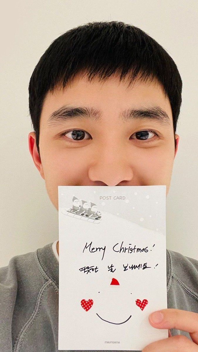 Since we're already starting the festivities here, I wish you a Merry Christmas, happy days for everyone and even more Kyungsoo!!