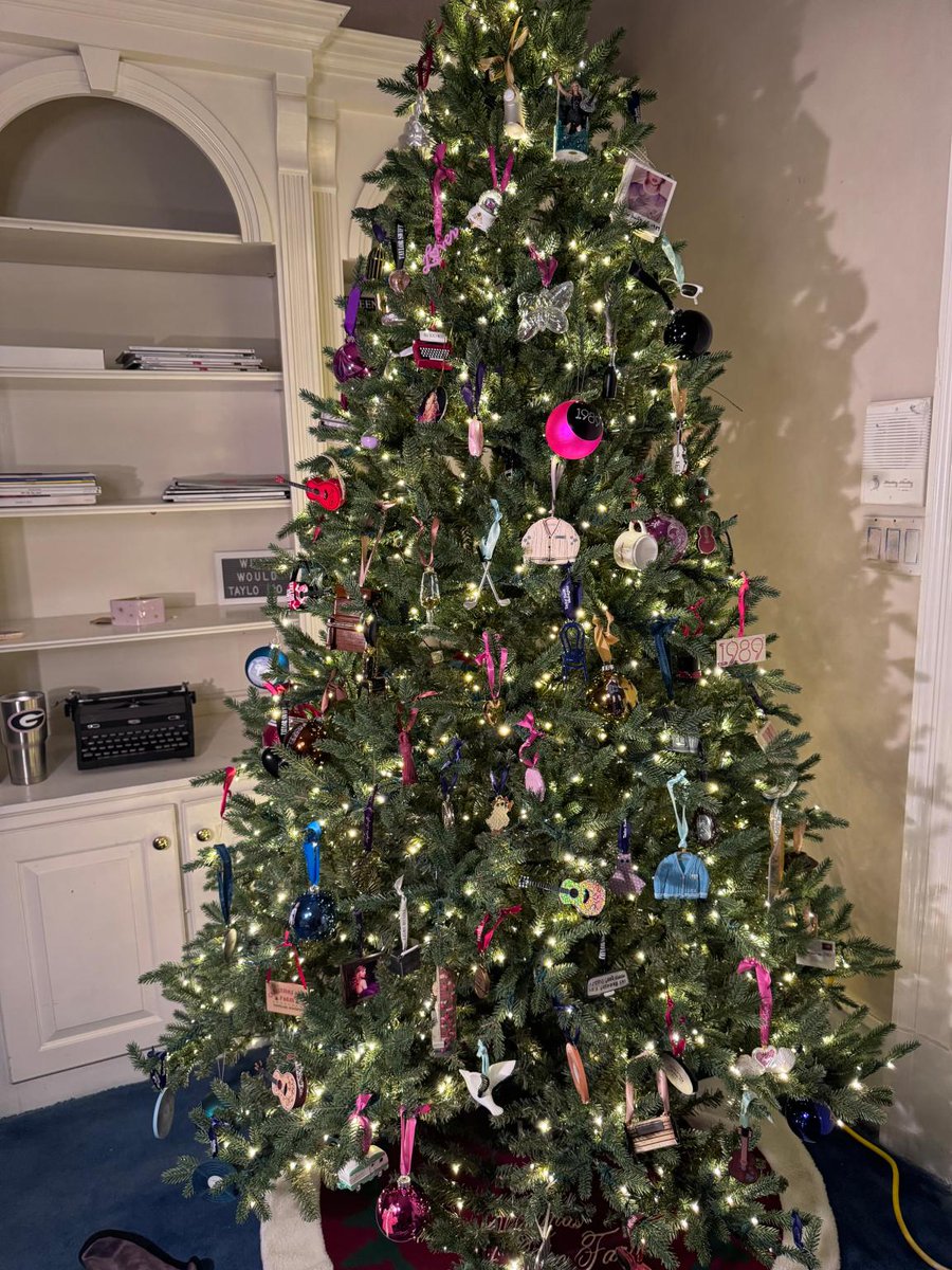 spotify_swift's tweet photo. 🎄A swiftie decked her Christmas Tree with 103 Taylor Swift ornaments https://t.co/EOMnrnNvQJ