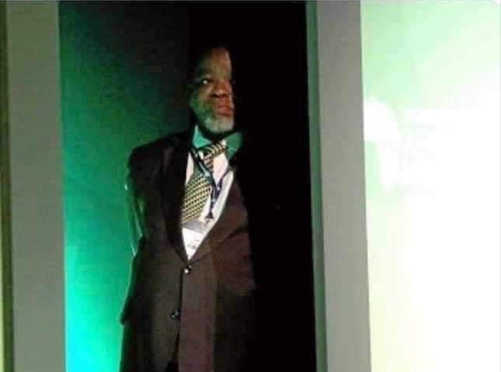 How Kelly Khumalo is looking at Mofokeng … 😭😭😭