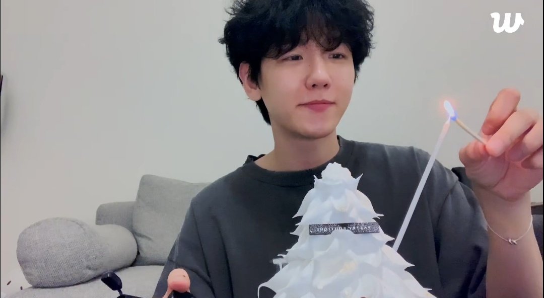 بکهیون واسمون کیک کریسمسی خرید و روش شمع گذاشت و فوت کرد
#BAEKHYUN <a href="/B_hundred_Hyun/">Baekhyun_EXO</a>