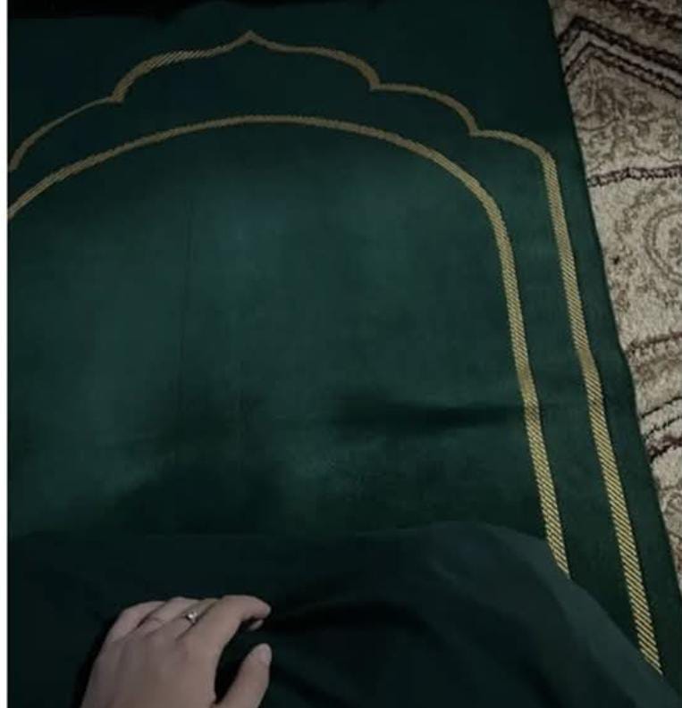 اسلام علیکم ورحمتہ اللہ وبرکاتہ
شام بخیر
احسانوں کے بدلے تب چکائے جاتے ہیں، جب تعلق توڑنا ہو۔ جہاں محبت ہو، وہاں احسان کیا جاتا ہے اور احسان رکھا جاتا ہے۔
کیونکہ محبت ہمارے اذہان و قلوب کو پرسکون رکھتی اور ہمیں امن پرست بناتی ہے۔