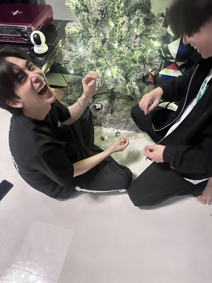 perthppe's tweet image. Merry christmas🖤🤍