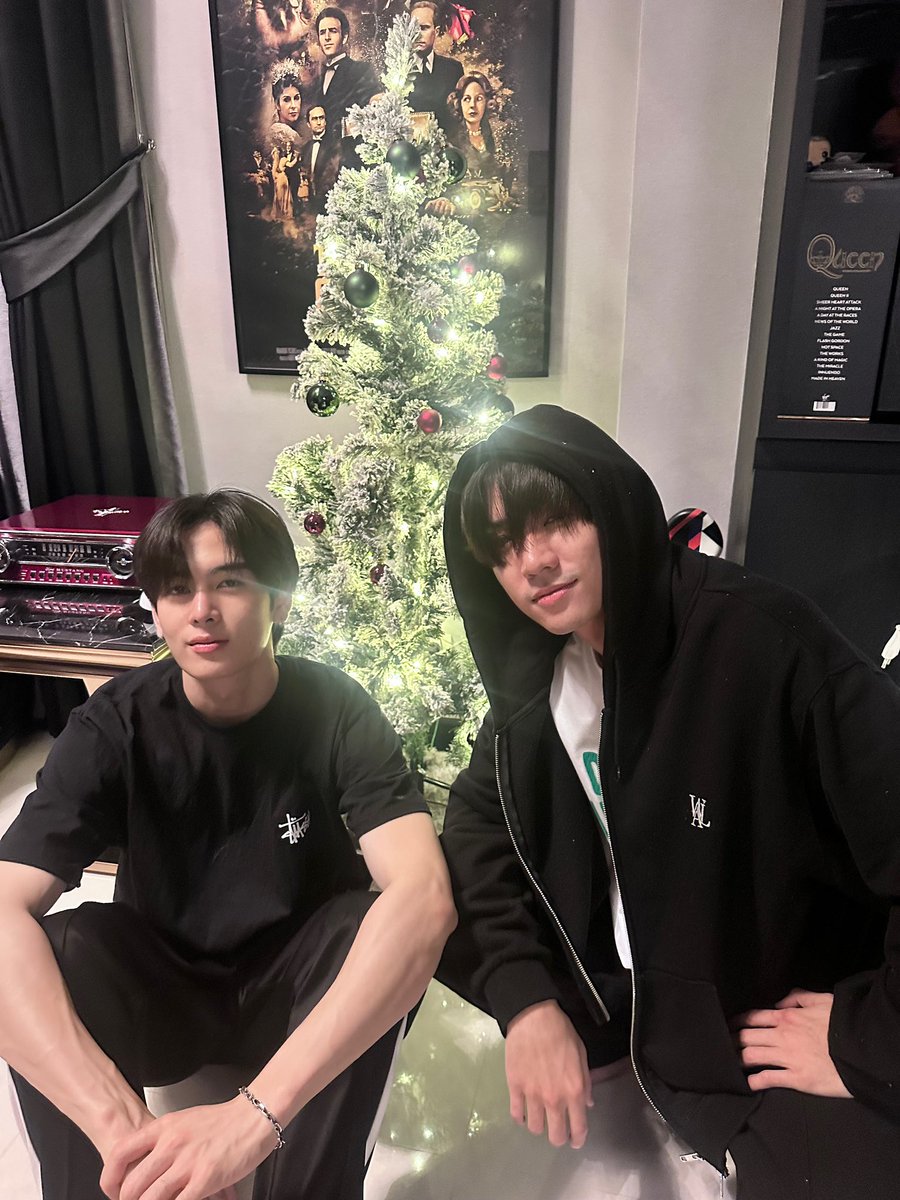perthppe's tweet image. Merry christmas🖤🤍