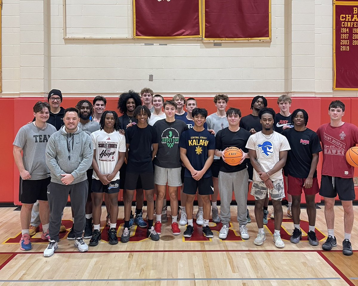 Old Players - New Tradition 

Merry Christmas from the Hillsborough Basketball Alumni Game!
