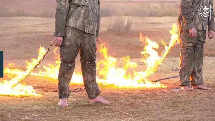 @khristos_imam O nur yüzlü katil cihatcılar  iki kahraman Türk askerini diri diri yaktığında bir damla göz yaşı dökmediniz.
Binlerce Alevinin kafasını tekbir getirerek kestiler zerre üzülmediniz, binelrce ezidiyi katledip kadınlarını pazarlarda sattılar kılınız kpırdamadı, Siz İnsan değilsiniz