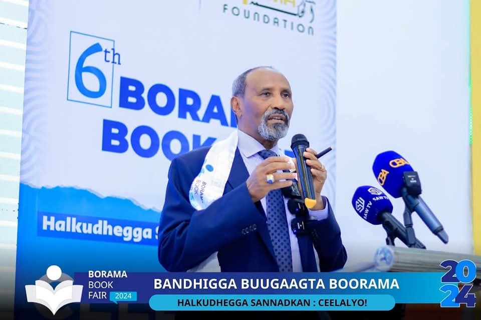 Dr. Cabdirahman Ducaale Bayle ayaa sharraxaad ka bixiyay baahida loo qabo in wakhti la geliyo waxqabadka loona istaago sidii bulshadeena wax loo tari lahaa. 

#BBF2024
#Boramabookfair2024
#BandhiggaBuugaagtaBorama