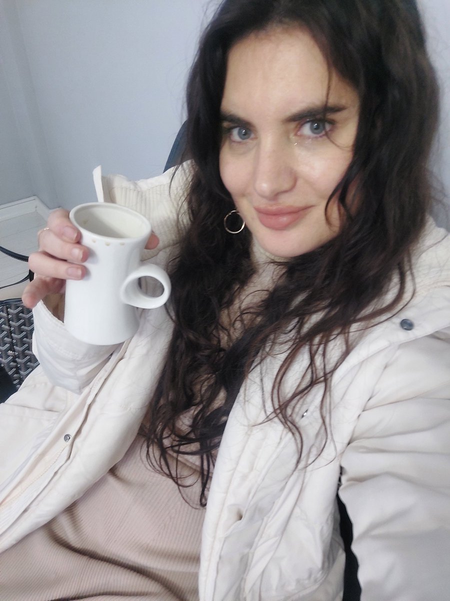 Sorsan ofis ortaminda calisiyorum, eskimolarla kombin yaristiririm.
Hani clean girl it girl olcaktik,
Stanleylerimizle filtre kahve icip yakisikli patronla carpisip sakarlik yapmayi bizde bilirdik