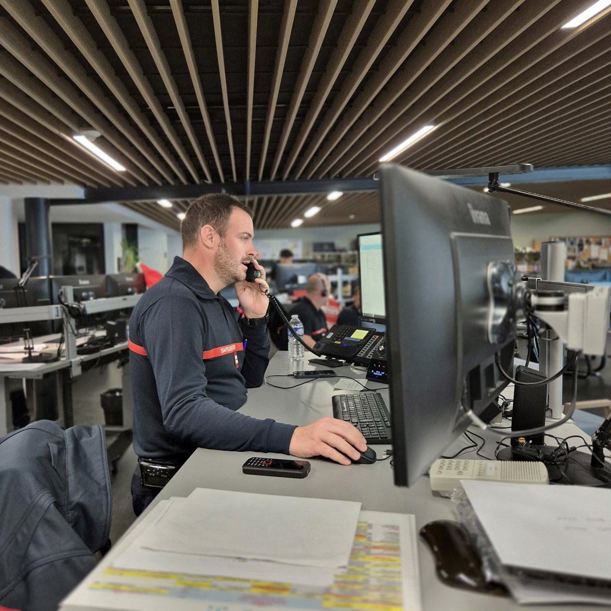 sdis31officiel's tweet photo. Dans le cadre de la visite des services de sécurité et de secours, Serge Jacob, secrétaire général de la préfecture de la Haute-Garonne, est venu rendre visite aux personnels du CTA-CODIS* afin de saluer leur investissement et leur engagement au quotidien. 🙏 https://t.co/ubyotKsnZx