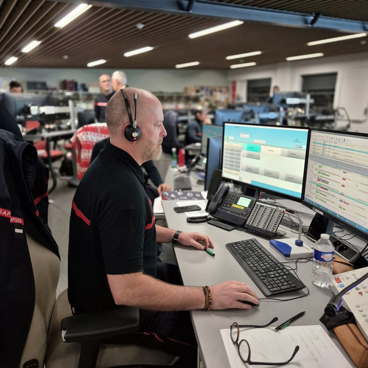sdis31officiel's tweet photo. Dans le cadre de la visite des services de sécurité et de secours, Serge Jacob, secrétaire général de la préfecture de la Haute-Garonne, est venu rendre visite aux personnels du CTA-CODIS* afin de saluer leur investissement et leur engagement au quotidien. 🙏 https://t.co/ubyotKsnZx