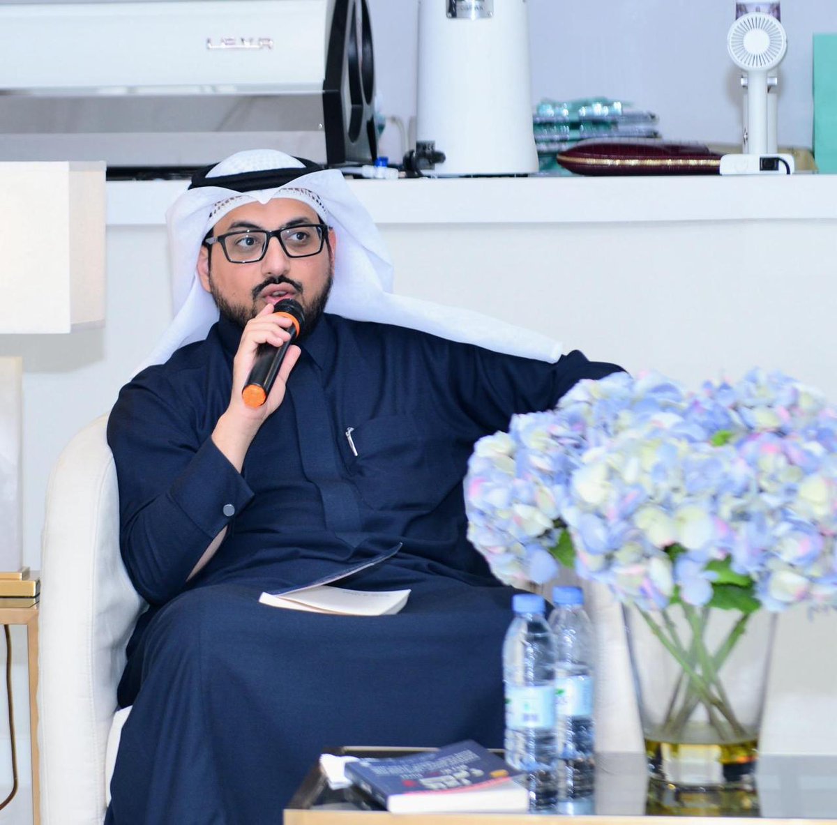 booktalk_2024's tweet photo. شكر خاص للدكتور المبدع يوسف القرشي @AlqurashiYD الذي أمتعنا بعرضه الموجز والشيق لفصول كتابه لماذا لا ننام؟ في #نادي_كتاب_وحوار.
أخذنا في رحلة غنية عبر ١٢ فصلًا، استعرض فيها أسرار النوم ودوره الحيوي في حياتنا، بدءًا من دور الساعة البيولوجية وهرمون الميلاتونين في تنظيم النوم، وصولًا إلى تأثير الإضاءة والبيئة المحيطة على دورات النوم. كما تناول أهمية الاستخدام الصحيح للمكملات الغذائية لتحسين جودة النوم، مع التأكيد على استشارة المتخصصين لتجنب أي آثار جانبية.
سلط د. يوسف الضوء أيضًا على تأثير المنبهات والتكنولوجيا الحديثة على النوم، محذرًا من دور الأجهزة الذكية في التسبب بالأرق واضطرابات النوم. ولم يغفل العلاقة بين النوم والصحة العامة، حيث أوضح كيف يمكن أن يؤدي نقص النوم إلى مشكلات صحية خطيرة مثل السمنة وأمراض القلب. وأكد أن النوم الجيد، الذي يصحبه الاستيقاظ بنشاط ودون رغبة في النوم مرة أخرى، هو المفتاح لحياة صحية متوازنة مليئة بالإنتاجية والحيوية.
كما أجاب الدكتور يوسف بكل رحابة صدر واهتمام على أسئلة الجمهور الكريم، وشارك في فقرة نقاش المجموعات مع الحضور لتبادل التجارب الشخصية والقصص المتعلقة بجودة النوم ومشاكله، مما أثرى النقاش بمعلومات قيّمة.

شكر خاص أيضًا لمقهى سلالات القهوة @WeSulalat على استضافتهم الكريمة، وللمصور الفنان @A_ghanem15 على توثيقه الرائع لهذا اللقاء المميز.