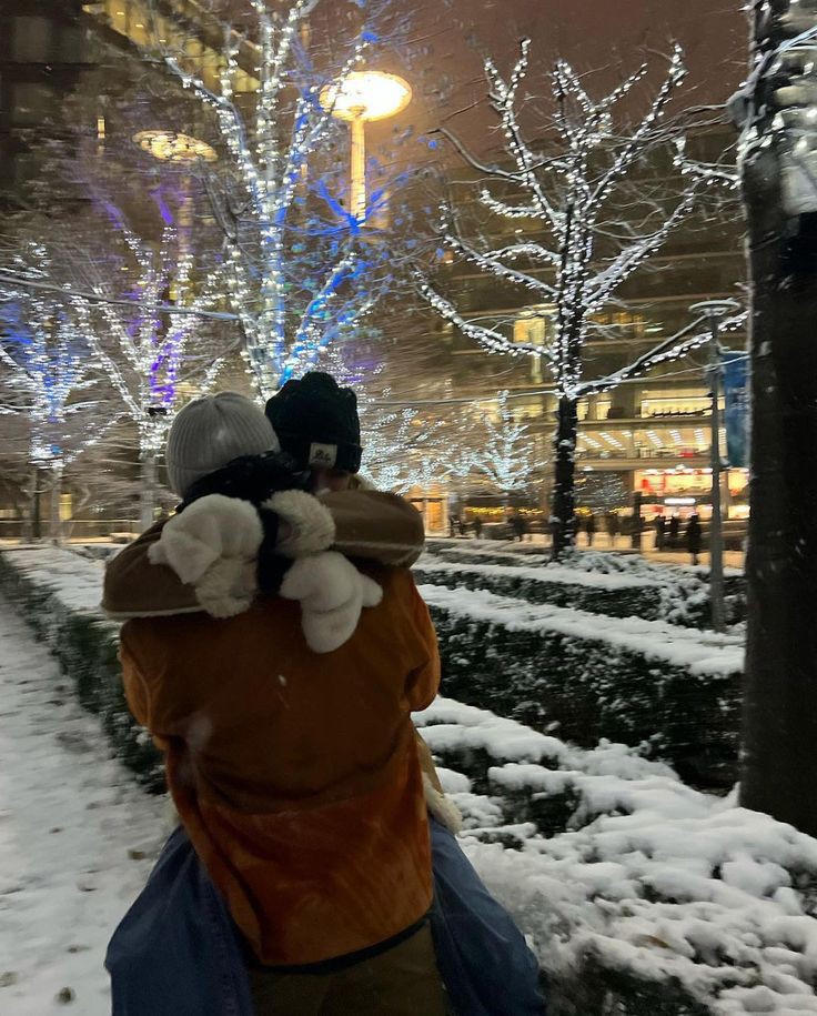 aledoesaus's tweet photo. A perfect guy for Christmas ¡! 🎄 

Jimin convence a Jungkook de pedirle a Santa alguien perfecto para él, solo por diversión. ¿El problema? Puede que Santa si haya escuchado su deseo, y también puede que se lo tomase muy literal. 
#kooktaeau #kookvau #kookv https://t.co/kmiM985Hxm