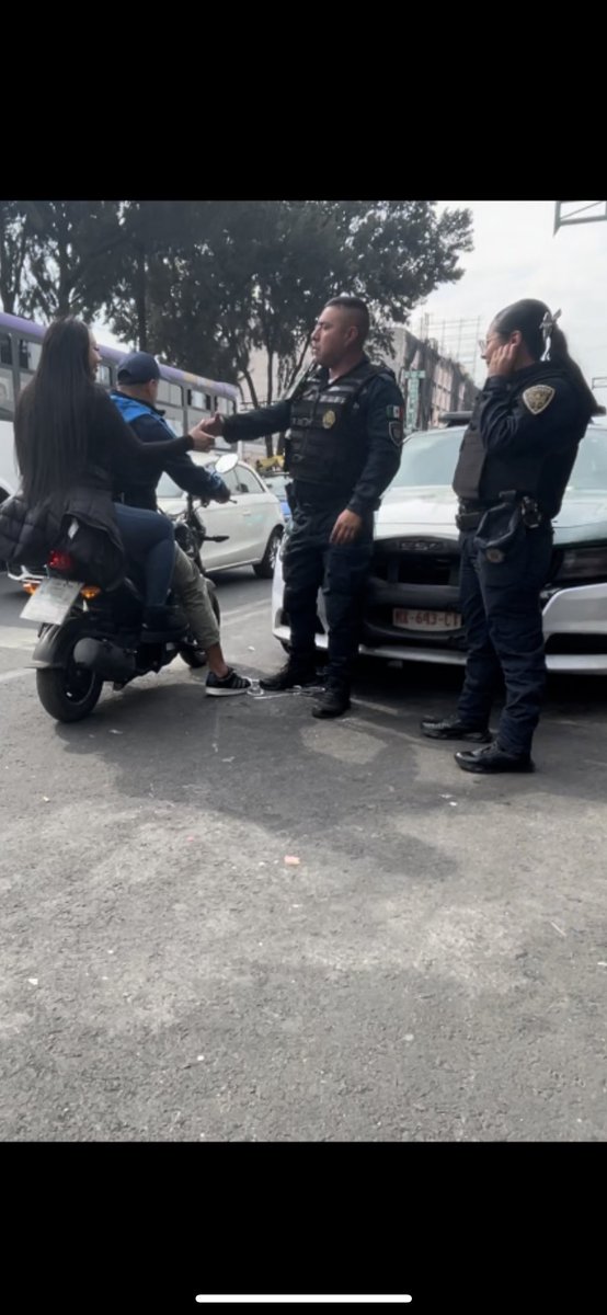 malandreid's tweet image. Esta parejita de policías lleva todo el día cobrando mordida a los motociclistas en eje 1 Norte y Aztecas por 200 pesos dan la clave k4 x3 jefe Tauro. Con esa puedes circular sin problemas @UCS_GCDMX no me des tu respuesta programada, atiende el desprestigio que le dan a la ssc