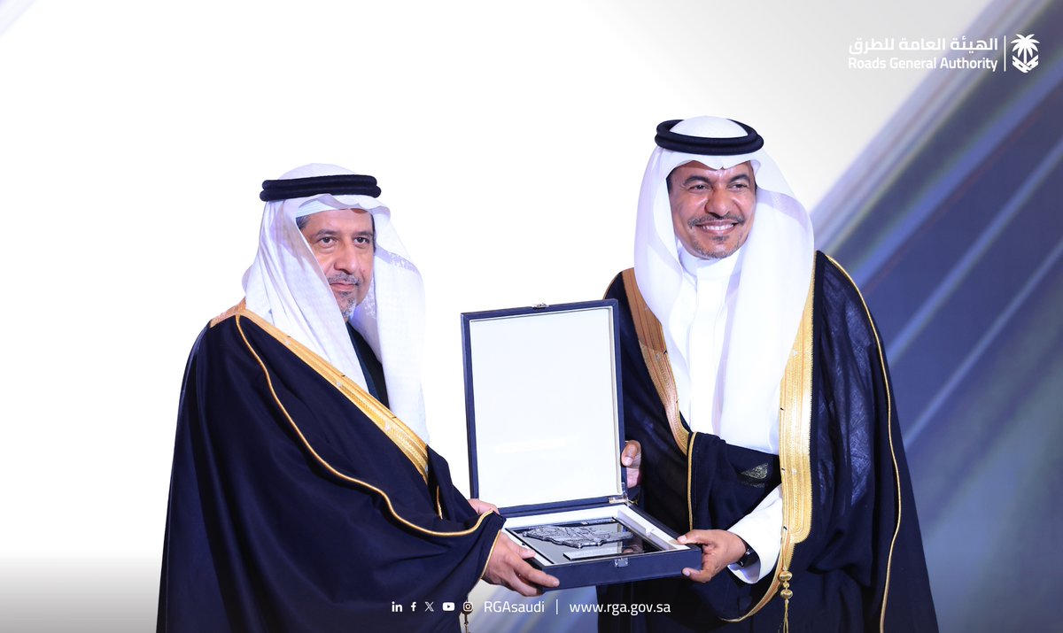 خلال أعمال قمة مكاتب إدارة المشاريع..

معالي نائب وزير النقل والخدمات اللوجستية لشؤون الطرق الرئيس التنفيذي للهيئة العامة للطرق المكلف م. بدر بن عبدالله الدلامي يتسلم جائزة التميز في إدارة المشاريع "مدى الحياة"، وذلك نظير خبرة معاليه في إدارة العديد من المشاريع الوطنية على مدار