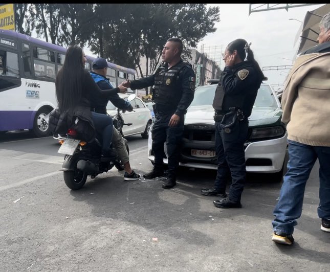 malandreid's tweet image. Esta parejita de policías lleva todo el día cobrando mordida a los motociclistas en eje 1 Norte y Aztecas por 200 pesos dan la clave k4 x3 jefe Tauro. Con esa puedes circular sin problemas @UCS_GCDMX @SSC_CDMX @OVIALCDMX