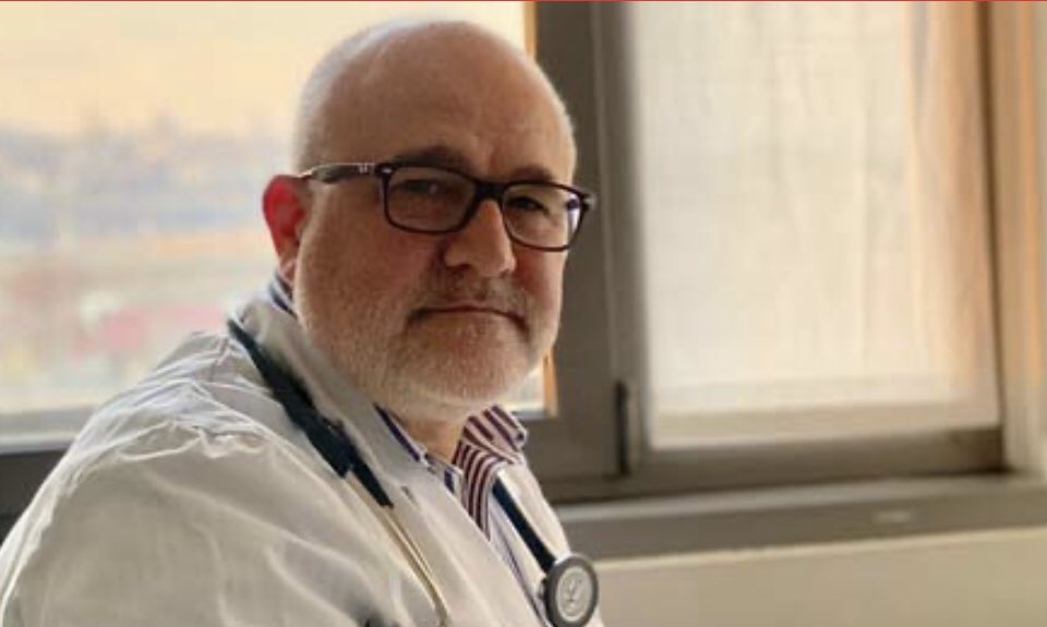 lapiera7's tweet photo. Questa è la faccia di un medico, Enzo Mazzaro direttore della Cardiochirurgia triestina, che ha firmato il documento che ha cancellato dalla lista di attesa delle operazioni un paziente cardiopatico con "insufficienza aortica severa" solo perché privo di vaccinazioni fra le quali quella per il Covid-19

Guardatelo bene!