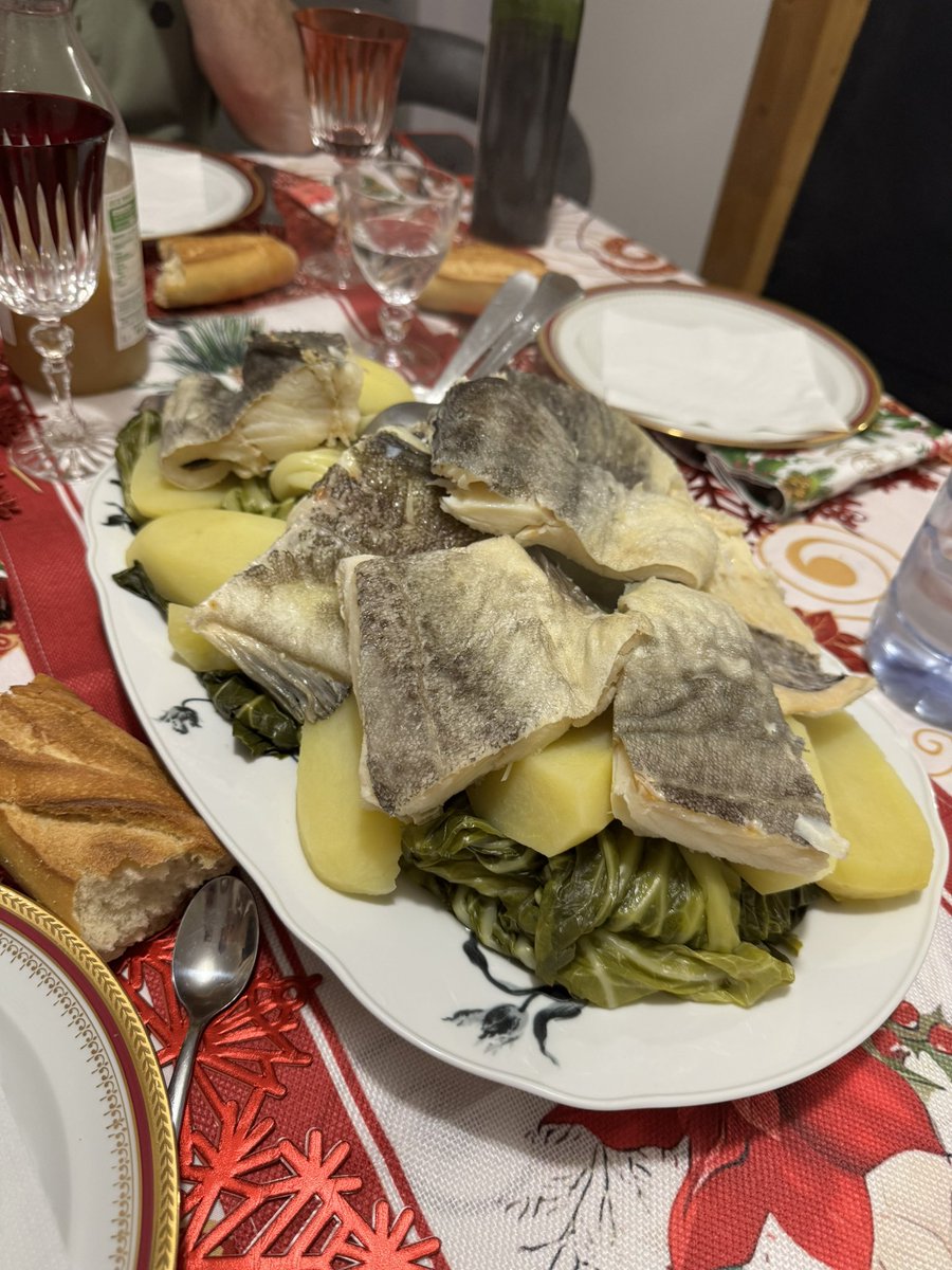 slbrbsa's tweet image. Vraiment courage à tous, c’est une dinguerie de devoir manger ça chaque année les frères, quel supplice…