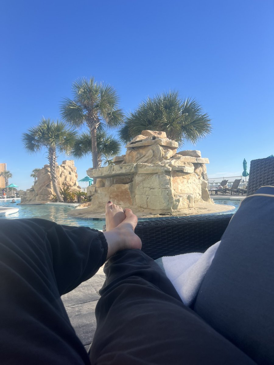 TheLadyKay1's tweet photo. Can anyone help me with the sand on my toes https://t.co/YA3di0Xtd8