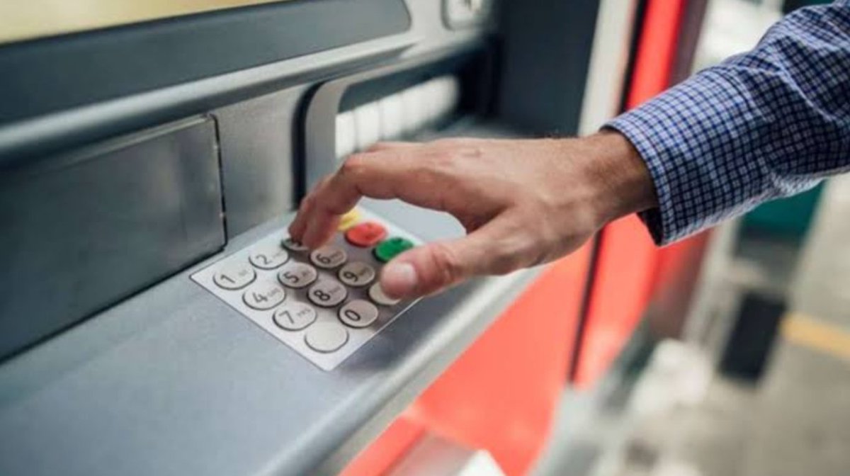 EnfasisComunica's tweet photo. Delincuentes en CDMX están intercambiando tarjetas en cajeros automáticos para acceder a cuentas. Se recomienda no aceptar ayuda de extraños y reportar irregularidades al 911 o a los bancos.
#Seguridad #CDMXAlerta https://t.co/kGDknc01MP