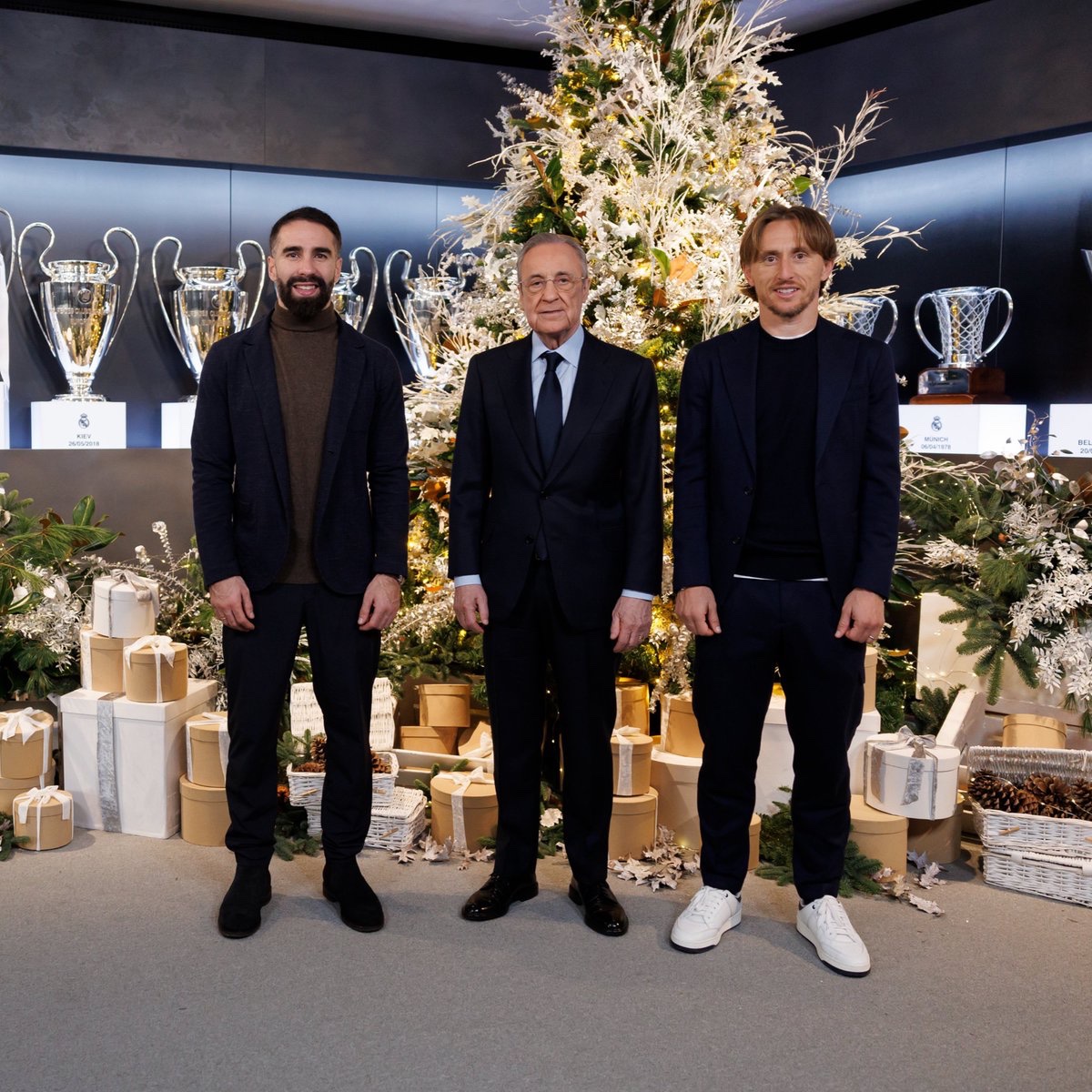 SeputarMadrid's tweet photo. Selamat Natal bagi teman-teman yang merayakan, semoga damai dan kebahagiaan Natal senantiasa menyertai dalam kehidupan kita di sisa tahun 2024 dan di tahun-tahun yang akan datang. 🎄🤍

¡Feliz Navidad! https://t.co/sJIhIfCE7a
