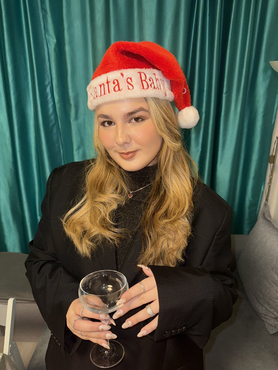 deepwallss's tweet photo. merry xmas (twitter saw them first) 🎄✨💌🍷 https://t.co/g5R1WeUnnB