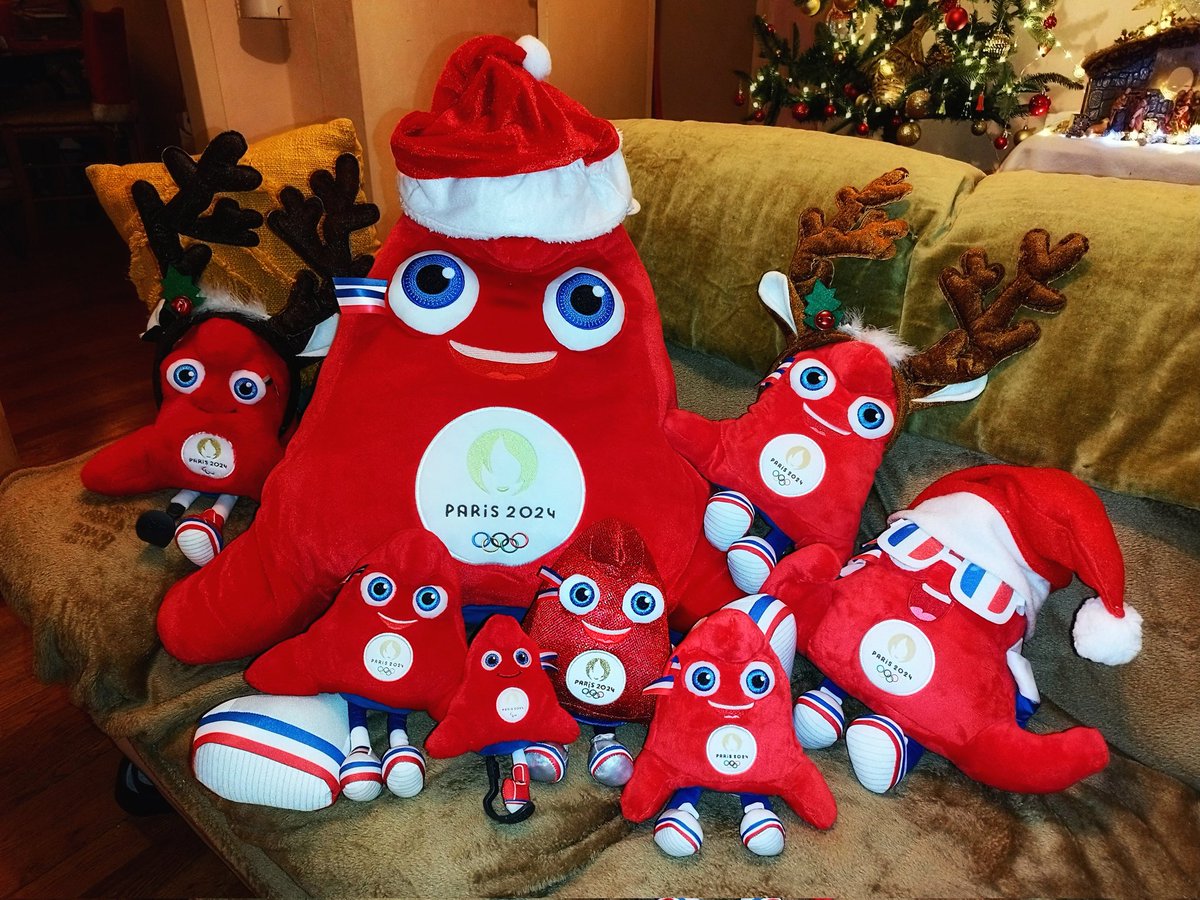 Les Phryges vous souhaitent un Joyeux Noël ! Et de très beaux cadeaux. Et je vous fais des gros bisous 😙😙😙
cc <a href="/smooth_oparator/">Smooth</a> <a href="/Phrygelove/">Phryge</a> <a href="/phryge_mascotte/">Phryge la mascotte</a> <a href="/Paris2024/">Paris 2024</a> <a href="/jeuxolympiques/">Jeux Olympiques</a> <a href="/Olympics/">The Olympic Games</a>