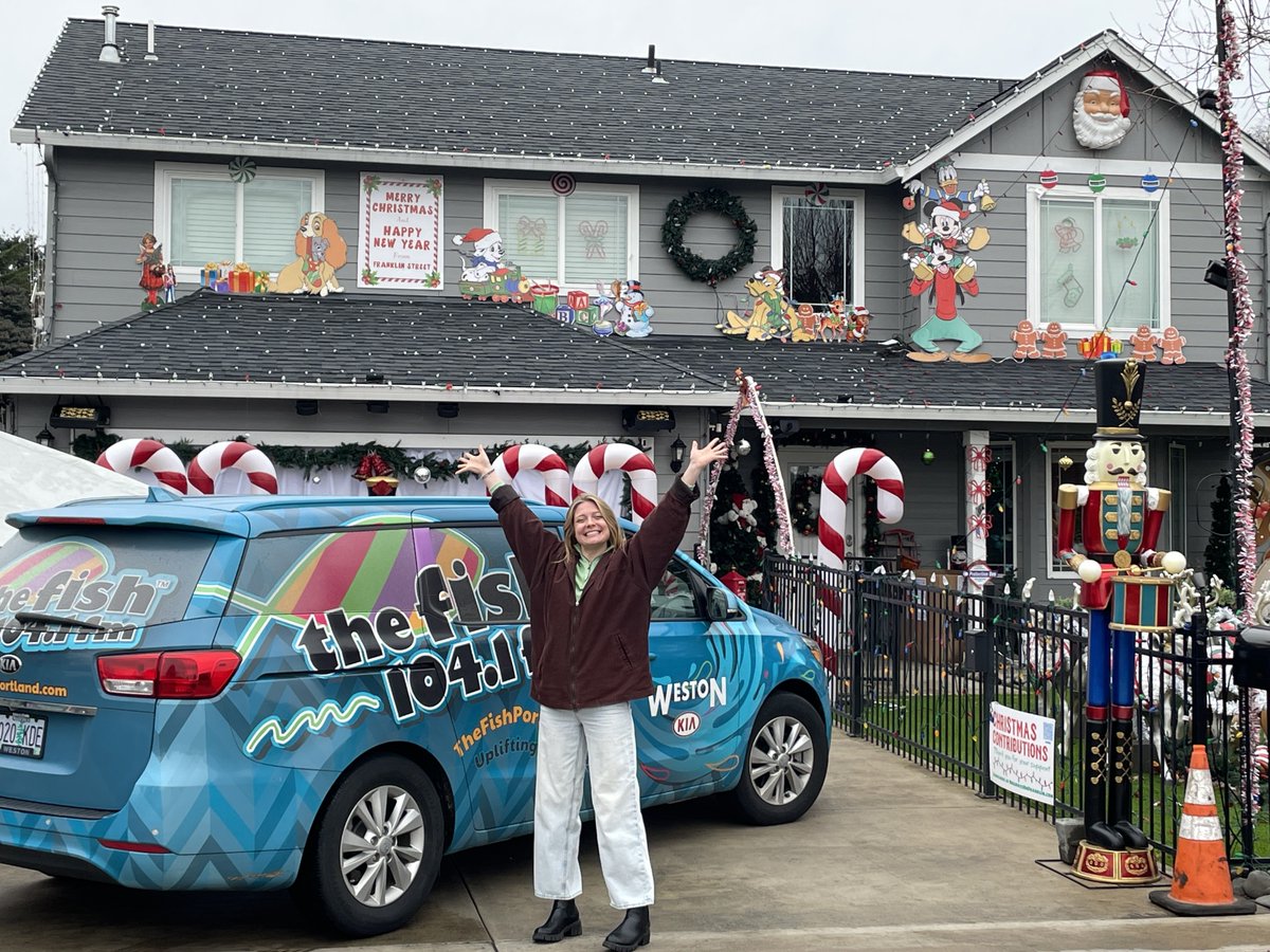 1041thefish's tweet photo. Known as the Vancouver version of Peacock Lane, Holidays on Franklin has over 250,000 lights illuminating 8 properties along the neighborhood street. This year, the neighborhood pulled together to help with our Keep Portland Warm Blanket Drive. Thanks... https://t.co/TD2oBnEGB4 https://t.co/a2FQLgMZrg