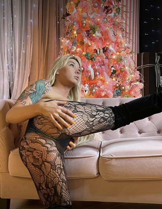 3 pic. Santa baby, please hurry down my chimney tonight ❤️? https://t.co/hmL9C4NseW
