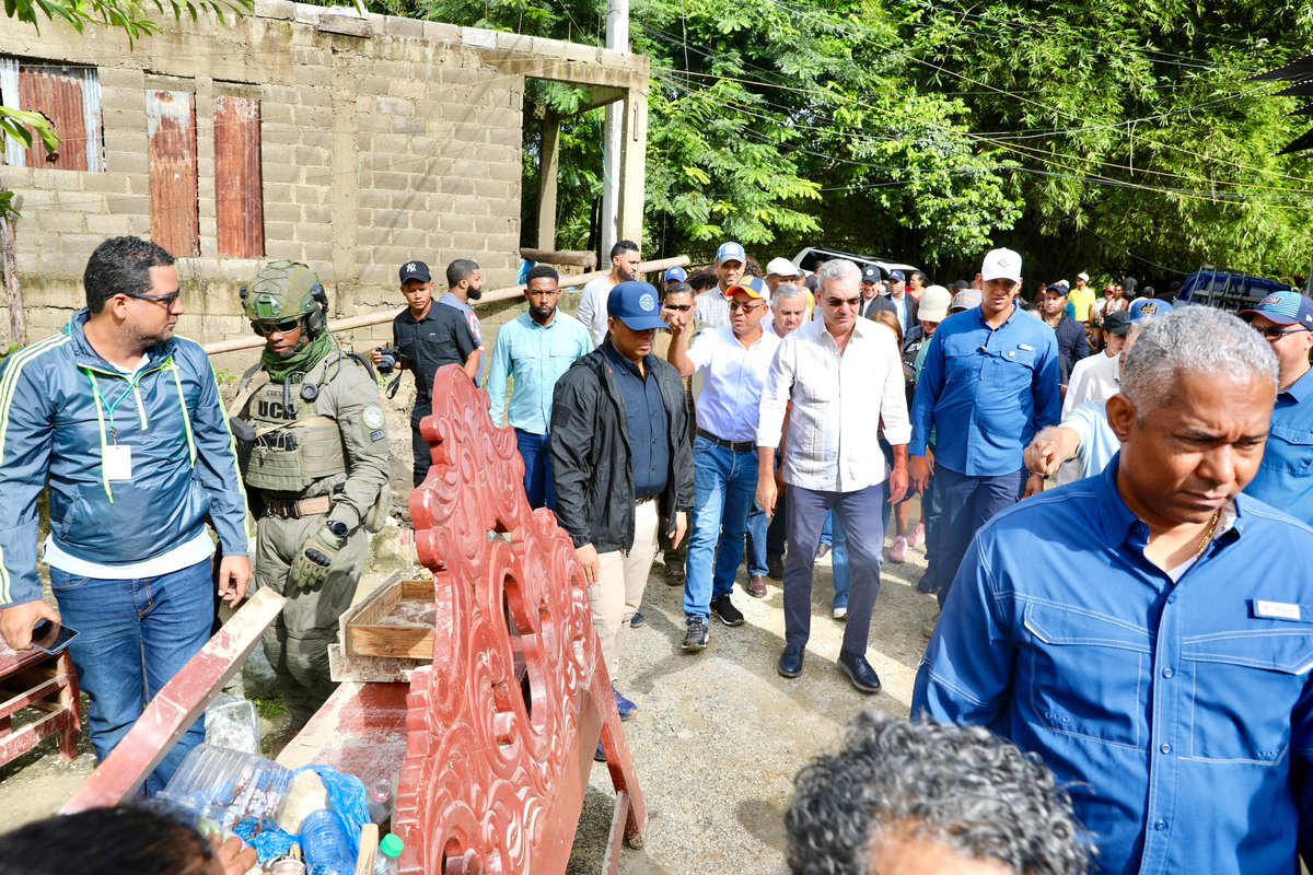 luisabinader's tweet photo. Nos hemos trasladado a Puerto Plata para atender de inmediato los daños provocados por las lluvias y garantizar el bienestar de las familias afectadas. Junto con las autoridades locales, hemos diseñado un plan de acción para despejar vías, asistir a las comunidades y restaurar la normalidad. Nuestra prioridad es brindar soluciones rápidas y efectivas a quienes más lo necesitan.