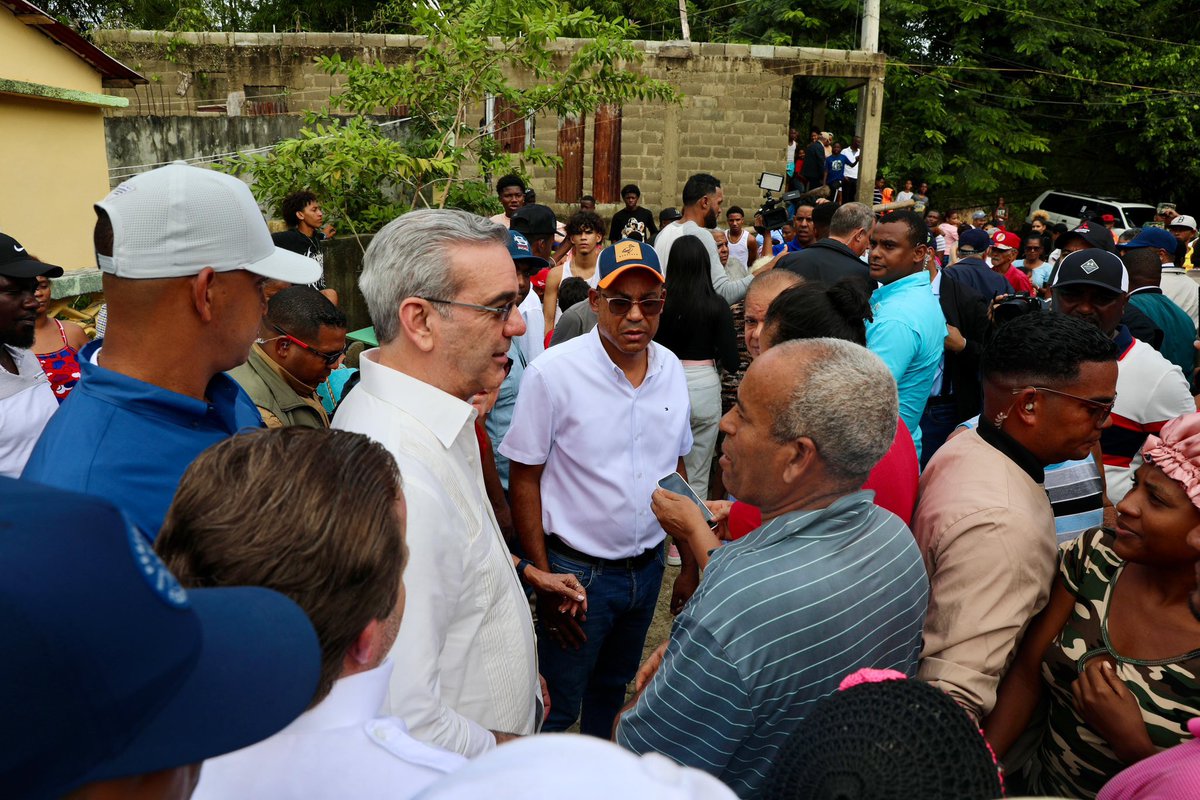 luisabinader's tweet photo. Nos hemos trasladado a Puerto Plata para atender de inmediato los daños provocados por las lluvias y garantizar el bienestar de las familias afectadas. Junto con las autoridades locales, hemos diseñado un plan de acción para despejar vías, asistir a las comunidades y restaurar la normalidad. Nuestra prioridad es brindar soluciones rápidas y efectivas a quienes más lo necesitan.