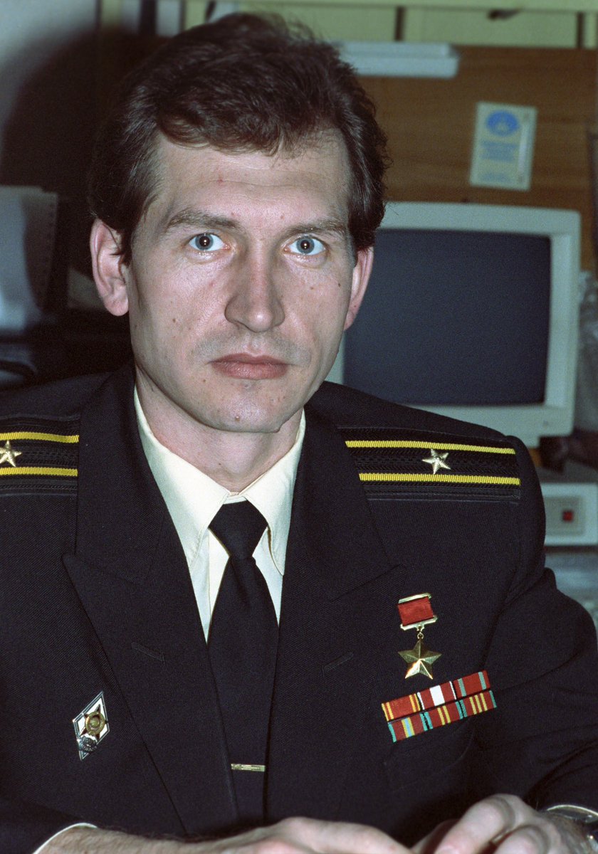 Russia's tweet photo. 🎖 #OTD in 1991, Soviet-Russian Navy Captain Leonid #Solodkov became the last person to receive the title Hero of the Soviet Union for his research & gear testing at extreme depths — a mere 2 days before USSR’s dissolution
🤿 He spent 3k+ hours underwater, testing new equipment https://t.co/KoNbLd7YOx