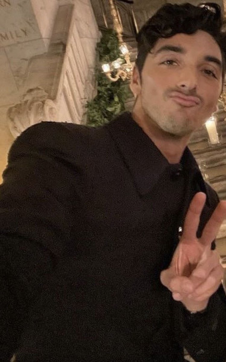 raistylestomlin's tweet photo. hoje é aniversário do meu Tay Tay (TZP para os íntimos), você é literalmente um raio de sol nos meus dias escuros
que você continue sendo esse ser humano incrível, inteligente, gostoso, pai de pet e não poderia faltar o eco friendly
feliz aniversário meu amor ❤️
#HappyBdayTZP https://t.co/8WAIsT5mQp