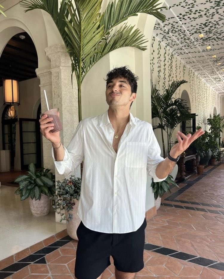 raistylestomlin's tweet photo. hoje é aniversário do meu Tay Tay (TZP para os íntimos), você é literalmente um raio de sol nos meus dias escuros
que você continue sendo esse ser humano incrível, inteligente, gostoso, pai de pet e não poderia faltar o eco friendly
feliz aniversário meu amor ❤️
#HappyBdayTZP https://t.co/8WAIsT5mQp