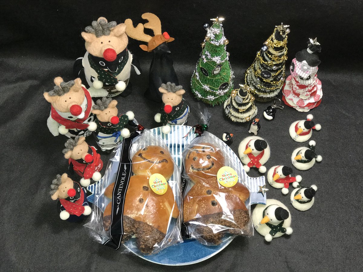 SailfishPenguin's tweet photo. #Suicaのペンギン
#ヴェックマン
#Weckmann

パン屋さんに、スノーマンかと思うパンがあって立ち止まったら、クリスマスのシールが貼られたヴェックマンでした。
ドイツでは11/11の聖マルティン祭にあわせて人形型のパンが販売される…　もうクリスマスですけれどもね。
ためしに２体買ってみました。 https://t.co/OpYzWwlQ3z