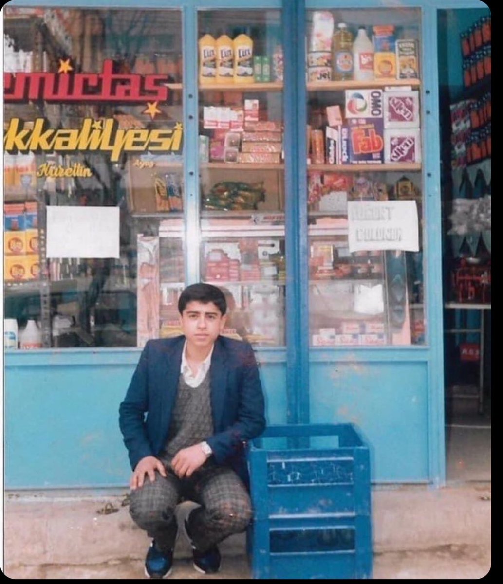 Bu toprakların yetiştirdiği en temiz ve en dürüst siyasetçiyi zindanlarda tutuyorlar. Bilsinler ki; düşünceye pranga vurulmaz.
Unutmadık seni aklımızdasın Onurlu Adam Selahattin Demirtaş. Ödediğin bedel seni daha da büyütüyor bu halkın gözünde. <a href="/hdpdemirtas/">Selahattin Demirtaş</a>