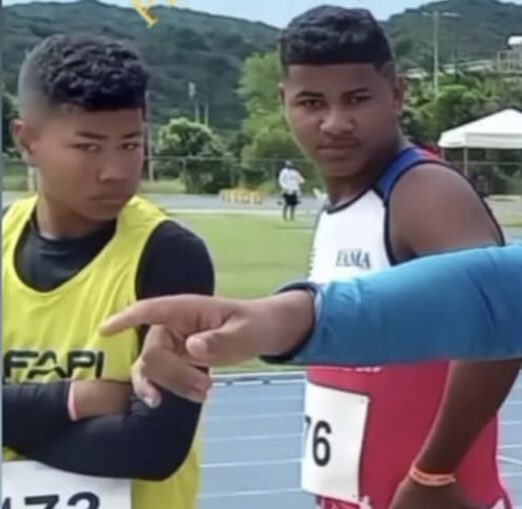 Eu e meu primo esperando o tio contar a piada do pavê