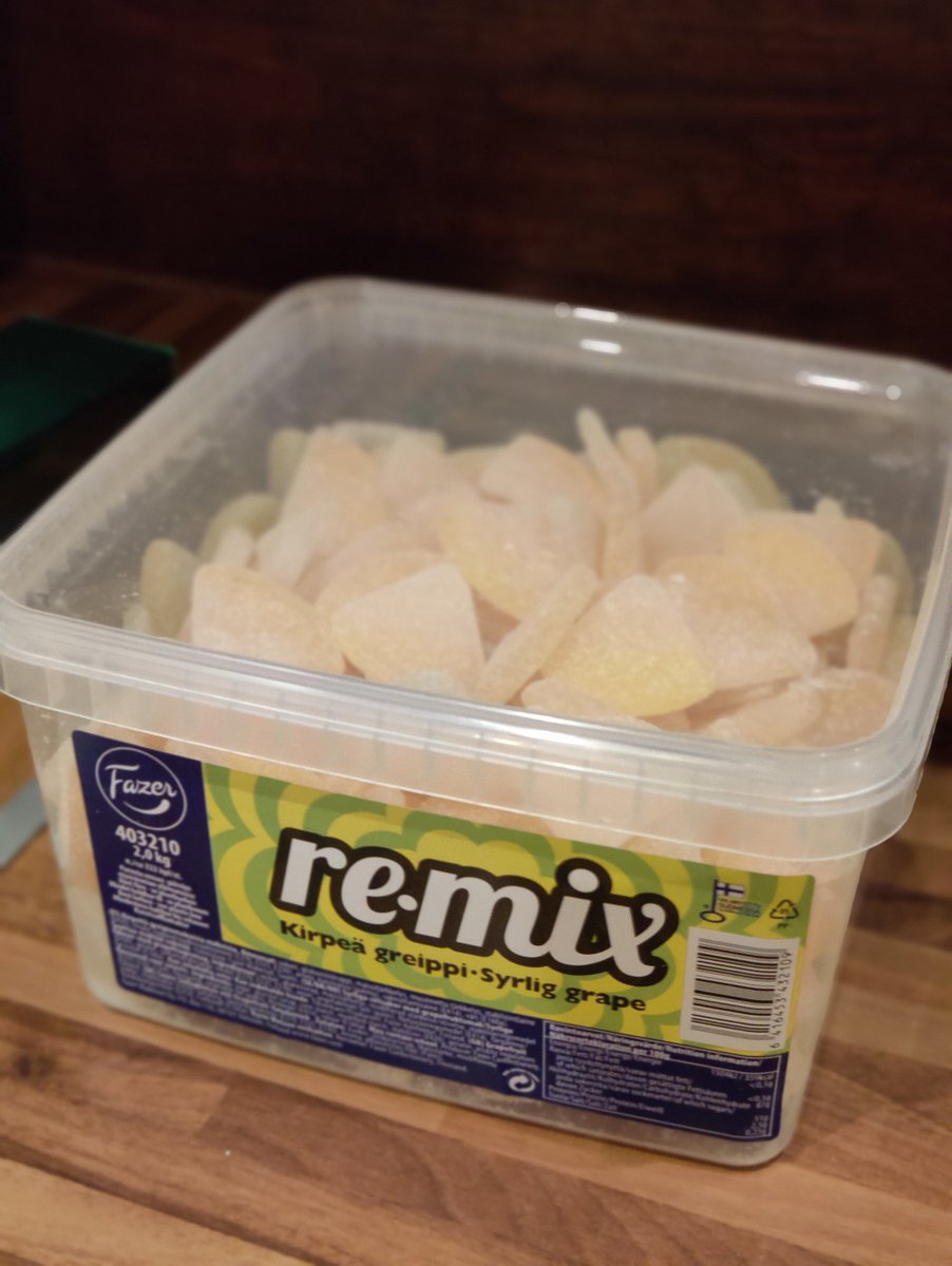 Merezone1's tweet photo. Minä kaupas viime viikolla: "RAKASTAN noita remixin greippejä. Mut niitä ei löydä irtohyllystä enää kovin usein :("
Kämppis: "Hyvää Joulua. 😌" https://t.co/XV1Je9iafK