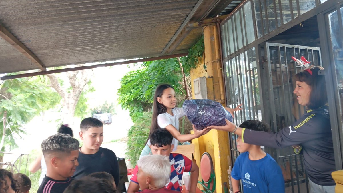 PenaEPereira's tweet photo. Se festejo Navidad junto a los niños, tuvieron castillos infables , futbolito , además se les sirvio hamburguesas , refrescos y se les dio regalos a todos !, vamos que se puede. #peñarolsolidario @carbonero_de_C @Cc1891carbon @EvaristoXXI @washiaguerre @WilsonMendez86 https://t.co/E4vzKJNedj