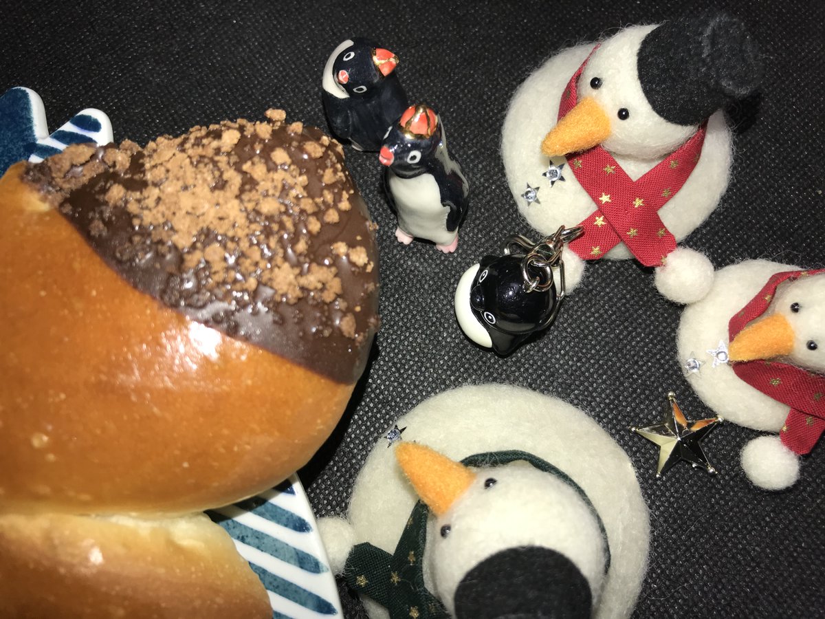 SailfishPenguin's tweet photo. #Suicaのペンギン
#ヴェックマン
#Weckmann

ヴェックマンの足から食べると幸せになると言われていると覚えていましたが、ひとによって言うことが違うようです。バショウカジキはペンギンさんたちとともに足側からいただきました。
みんなでもっと幸せになるよ！
（頭の部分に少しチョコクリーム入り） https://t.co/Xa9p3YVWmm